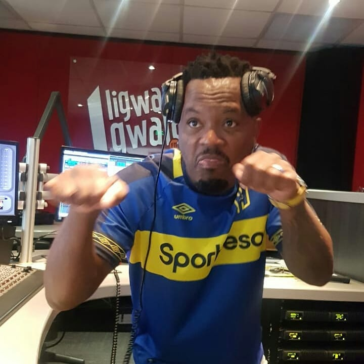 realMadumane's tweet photo. @ligwalagwalaFM FAMILY #CrossOverSong Nguyiphi ingoma locabanga kutsi siyojuba ngayo umnyango? #Maphorisa #Kabza #NYE2020 #NYEFireworks #SongOfTheYear https://t.co/VjnaN7WU3j