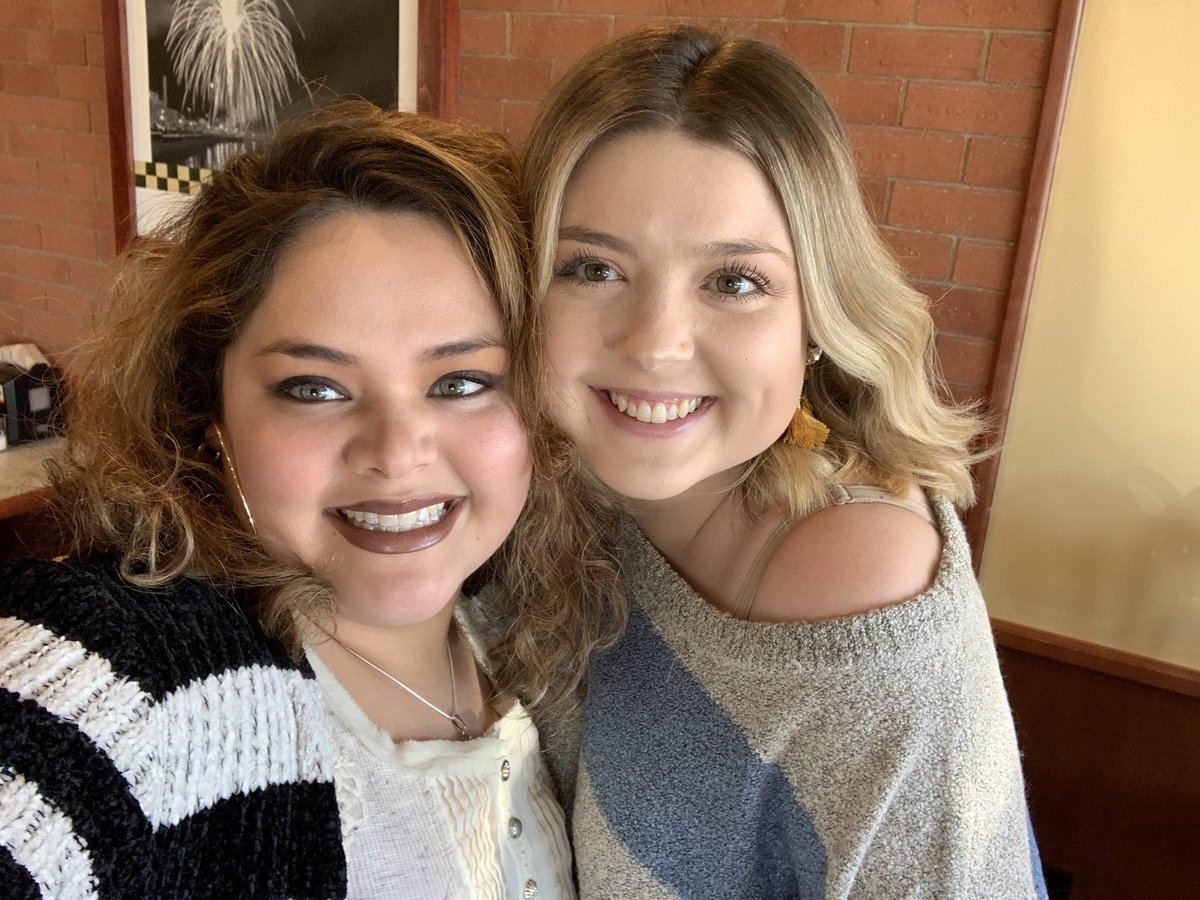 sendi_estrada's tweet image. 2day I met up w/2 of my former students &amp;amp; it reminded me of why I fell in love w/ the *potential that HSIs have to *serve students. One graduated &amp;amp; is a teacher, one is rocking her 2nd year, &amp;amp; a lil sister is joining the pack in the fall. #firstgenstudents #RepresentationMatters