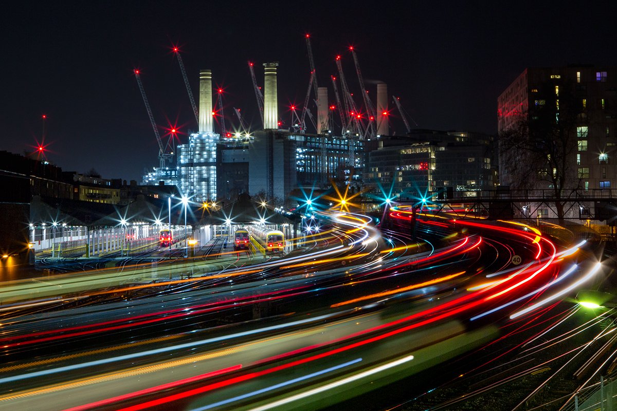 Baterrsea Power Station as trains approach and depart #london Victoria. @TfL @SouthernRailUK @GatwickExpress #trains #london #LONDONCALLING #potd #prettylondon #night #canon #TuesdayThoughts #railways #travelphotography #londonphotos #wanderlust