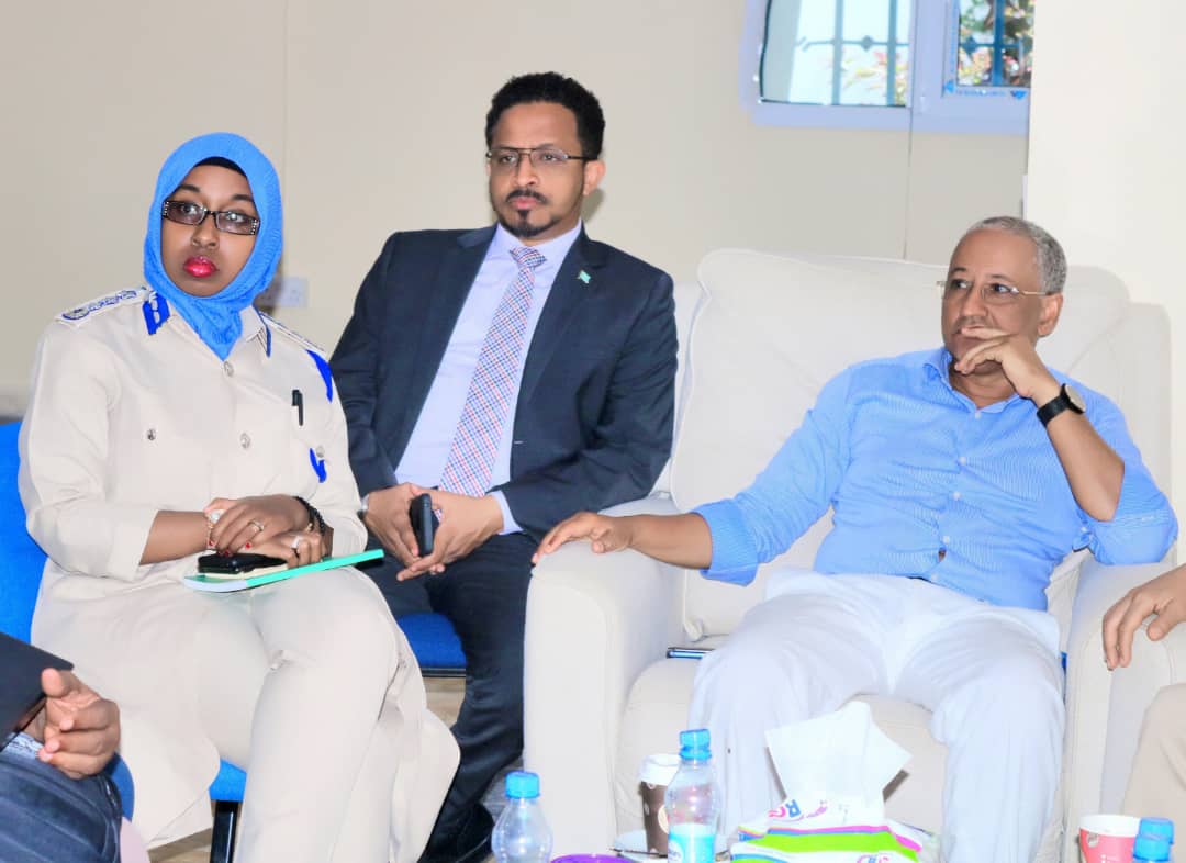ugurmo's tweet photo. Guddiga Gurmad Qaran ayaa waxay kulan iswareysi ah ku yeesheen goobta Gurmadku ka socdo. Waxaana Warbixinta siinayaa Kooxaha Farsamada ee Gurmadka Qaran. #GurmadQaran #ExControlAfgooye https://t.co/KsY5SEx3Z0