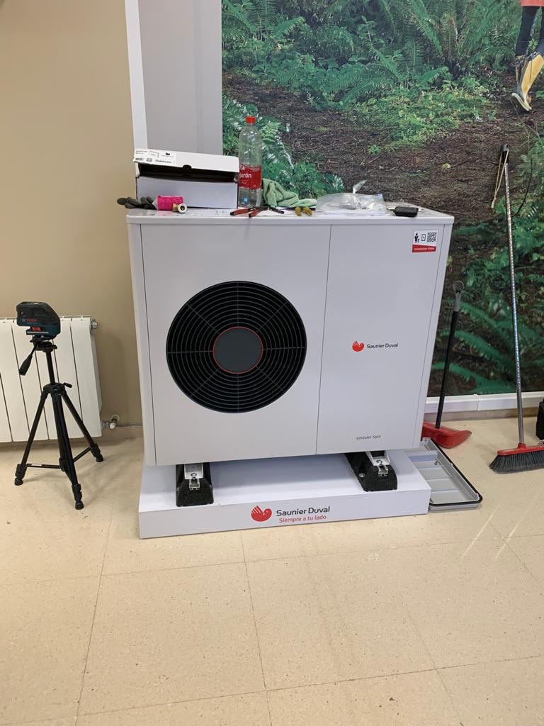 InstNavarroHnos's tweet photo. Realizando nuevas instalaciones de #Aerotermia en Delegación Levante de @saunierduval instalando #GeniaSet #GeniaFan , en breve estará terminado. Acabando y empezando el nuevo año con #aerotermia de #re_ https://t.co/QVI72eo5p6
