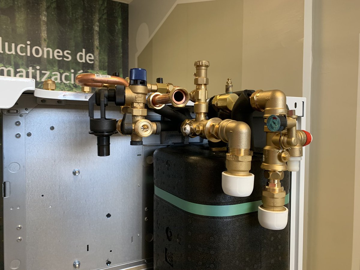 InstNavarroHnos's tweet photo. Realizando nuevas instalaciones de #Aerotermia en Delegación Levante de @saunierduval instalando #GeniaSet #GeniaFan , en breve estará terminado. Acabando y empezando el nuevo año con #aerotermia de #re_ https://t.co/QVI72eo5p6