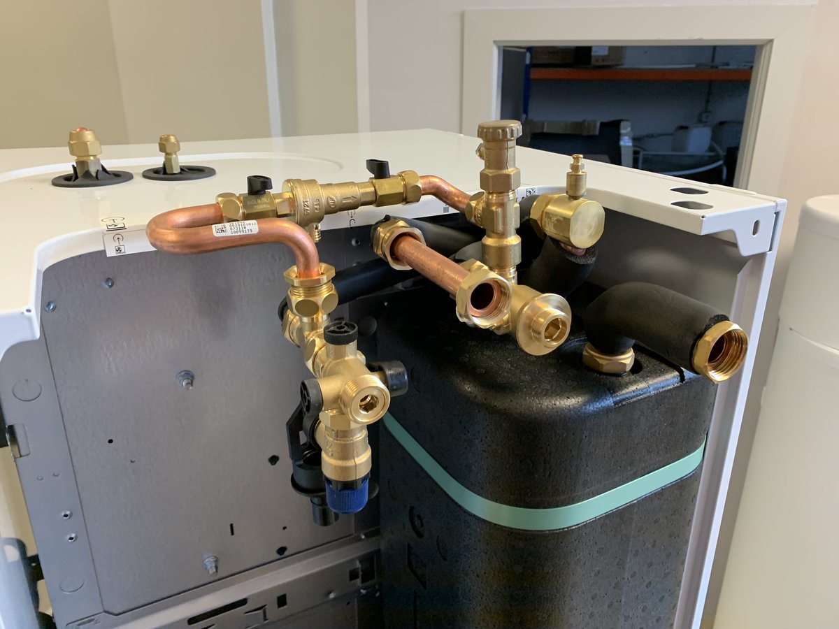 InstNavarroHnos's tweet photo. Realizando nuevas instalaciones de #Aerotermia en Delegación Levante de @saunierduval instalando #GeniaSet #GeniaFan , en breve estará terminado. Acabando y empezando el nuevo año con #aerotermia de #re_ https://t.co/QVI72eo5p6