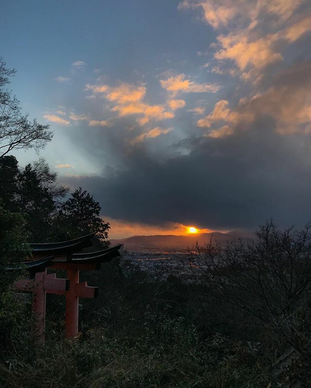 skribble012's tweet photo. May you have strength, wisdom, clarity, contentment. Last sunset of 2019, loves. Keep calm and carry on. .
.
.
.
.
.
#fushimiinari #wheninkyoto #kyoto #japan #sunset #newyear #2020 #travel #travelgram #instatravel #travelphotography https://t.co/JD3kZqMJVa https://t.co/CjOXDdZmHV