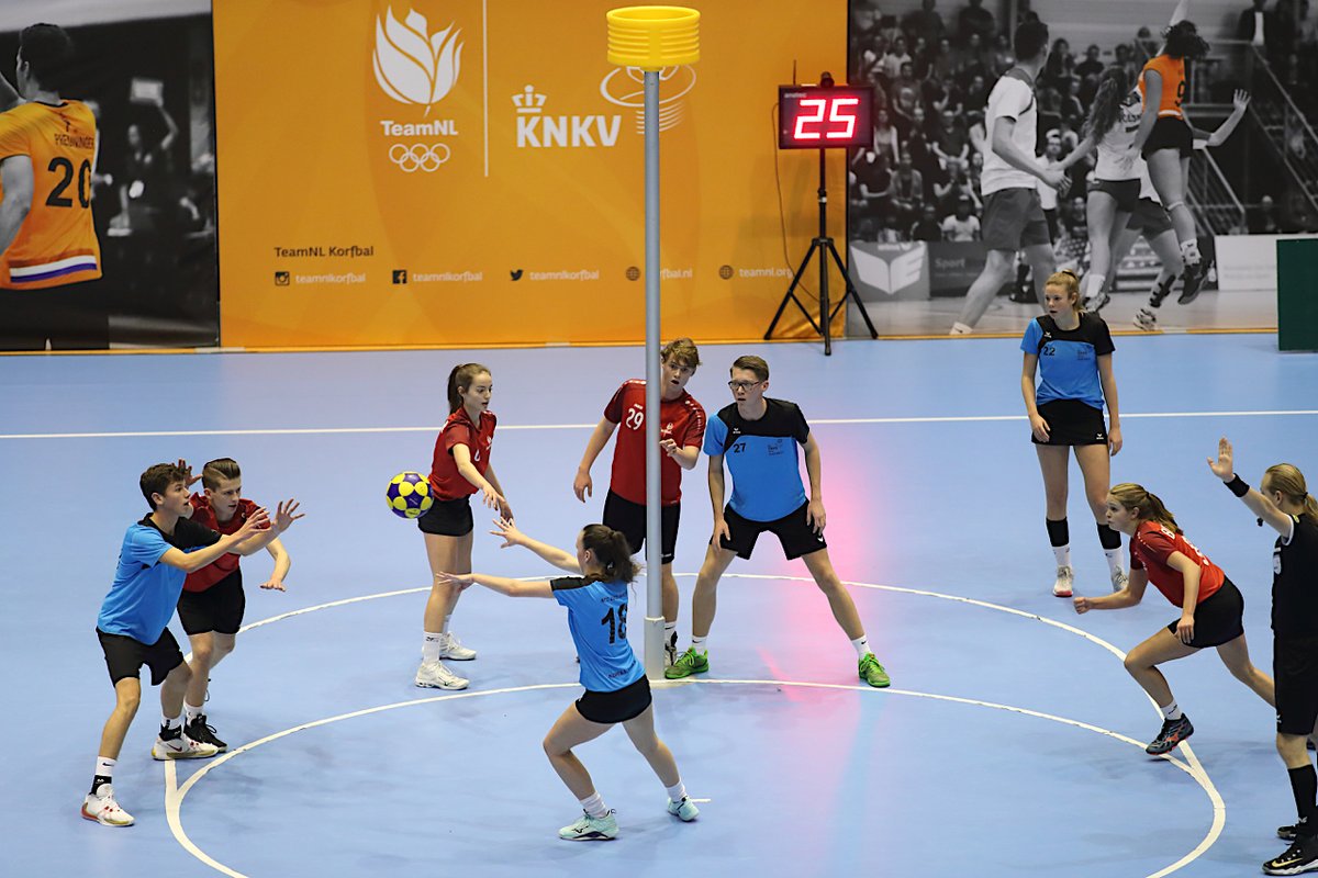 Korfbalpuntnl's tweet photo. De Talenten Challenge U17 werd afgesloten met de finale tussen RTC Noord-West en RTC Zuid-West. De beelden van deze finale bekijk je hier: https://t.co/7SErnNUDxC
#korfbalchallenge #KC19
Foto: Marco Spelten, @korfbalfoto https://t.co/gycRetTBn9
