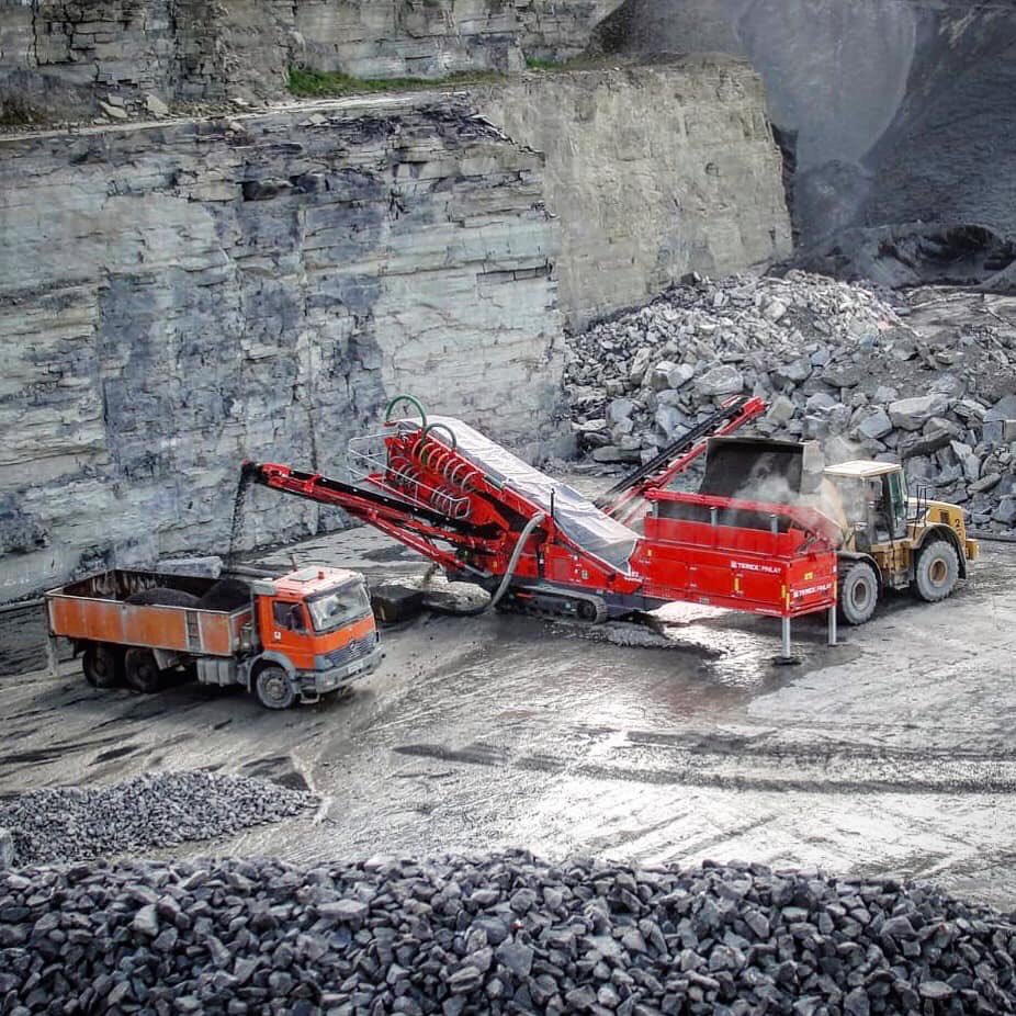Finlay_Scotland's tweet photo. Happy new year to all our followers! Here is a selection of some of our favourite images from 2019.

Wishing you all a happy and prosperous 2020!

#happynewyear #terexfinlay #finlayscotland #molsongroup #crusher #screener #conveyor #scotland https://t.co/CZ4caAlgmF