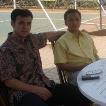 AzzamIzzulhaq's tweet photo. Hari ini saya diberi foto ini oleh keluarga Abdalla (kiri) sambil menangis. 2007 pernah 'nyantri' di Indonesia melalui program AMCF (Asian Muslim Charity Foundation). 2017 Abdalla dimasukkan camp. 2019 divonis 13 tahun penjara karena pernah belajar di luar negeri.

Ya Rabb... https://t.co/bKbogrr297