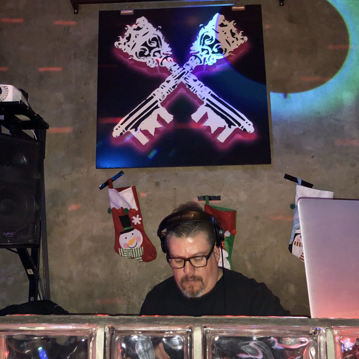 djshoe's tweet photo. One last dance with the @VanguardLounge It was a good run!

Thank you Jennifer Metzger &amp; @soulkitchenlv for allowing me to play with you!! 

#SoulKitchen #Vegas #HouseMusic #DeepHouse https://t.co/uPq1lZffhb