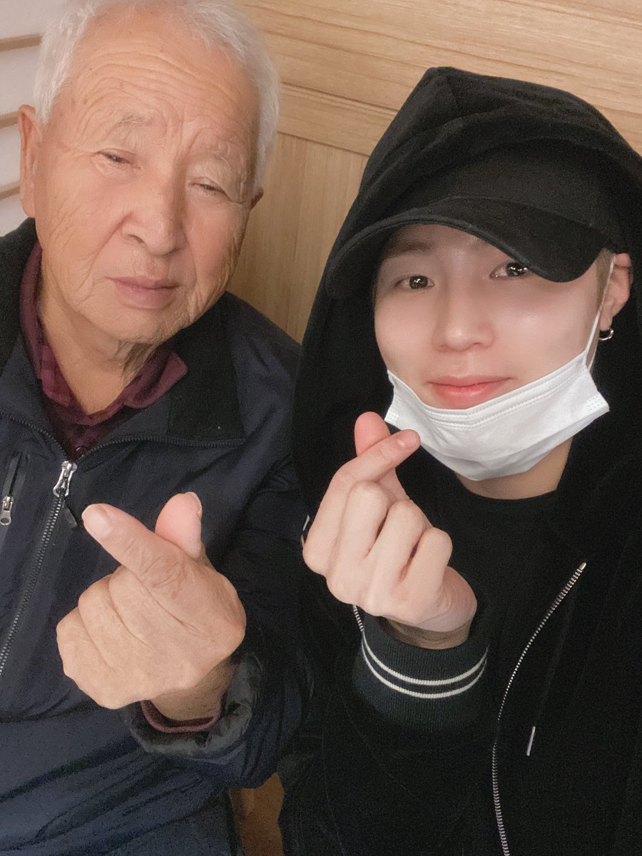 다들 좋은 2019년 마지막 연말 잘 보내시고 계시죠?!? 오늘 너무너무 추워요 ㅠㅠ 꽁꽁 싸매요~~저는 할아버지랑 함께 하고 있습니다 아프디말고 사랑해요❤️ #할아버지한테허락받았어요사진