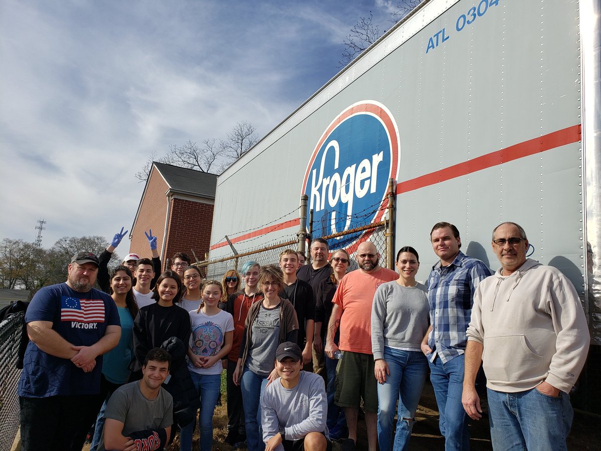 AngelsAliveGa's tweet photo. This is how Kroger supports its Veterans, with their help and a lot of young people we delivered 5200 hot meals in Ga! #Kroger #communityDinner #TeachingOurYouth
#AngelsAliveGa https://t.co/s4nvmT0vhh