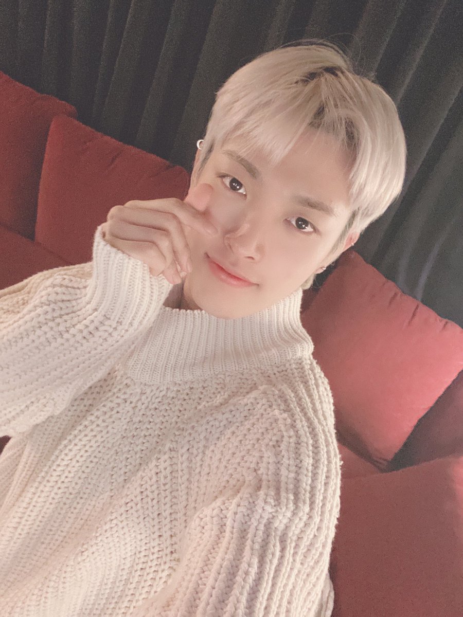 ATEEZofficial's tweet photo. [#홍중] 2019년 너무 고마웠고
2020년도 화이팅❤️
Happy🥰 New year⭐️
#ATEEZ #에이티즈 https://t.co/eKePnCZ7Fu