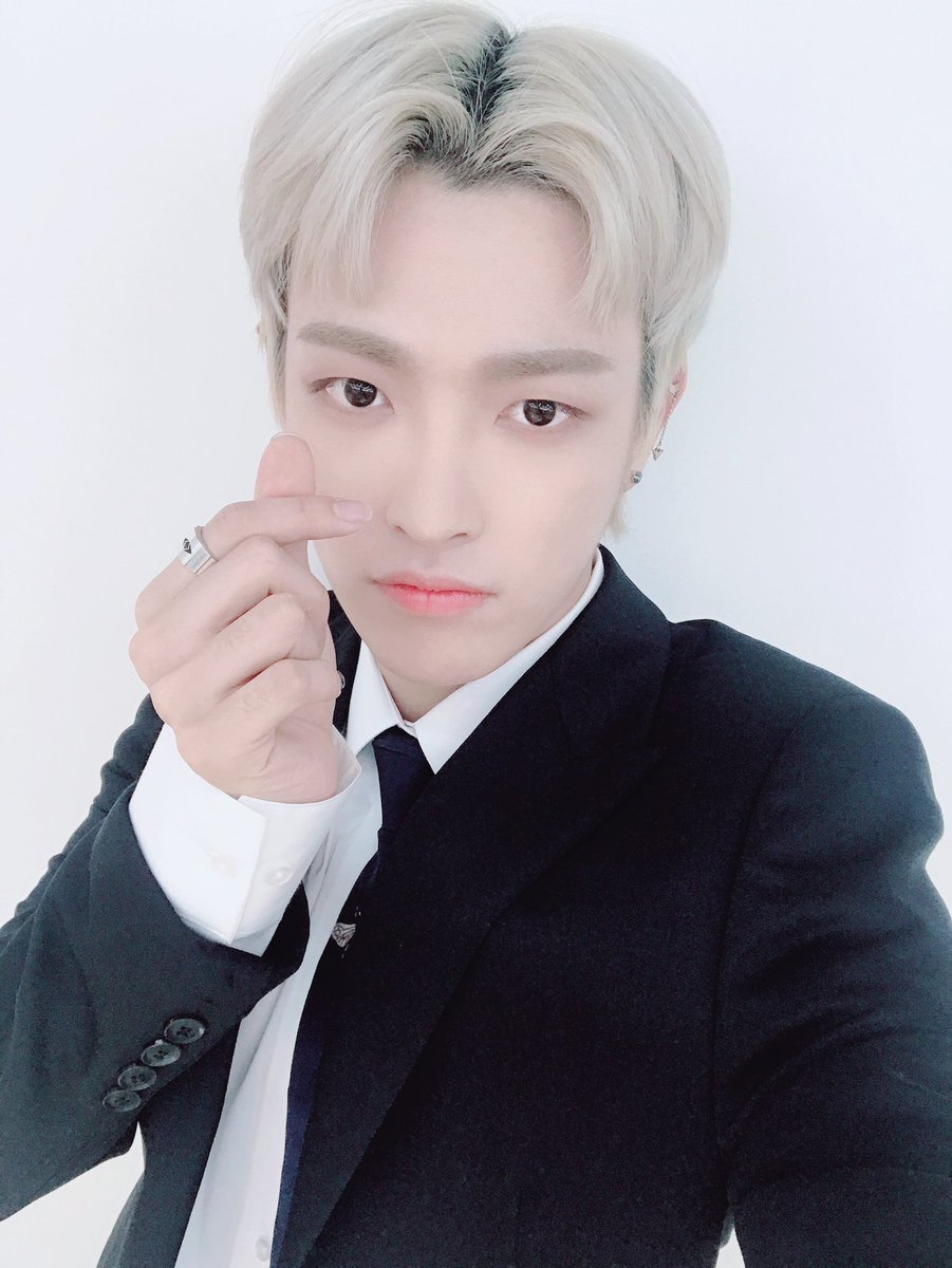 ATEEZofficial's tweet photo. [#홍중] 2019년 너무 고마웠고
2020년도 화이팅❤️
Happy🥰 New year⭐️
#ATEEZ #에이티즈 https://t.co/eKePnCZ7Fu