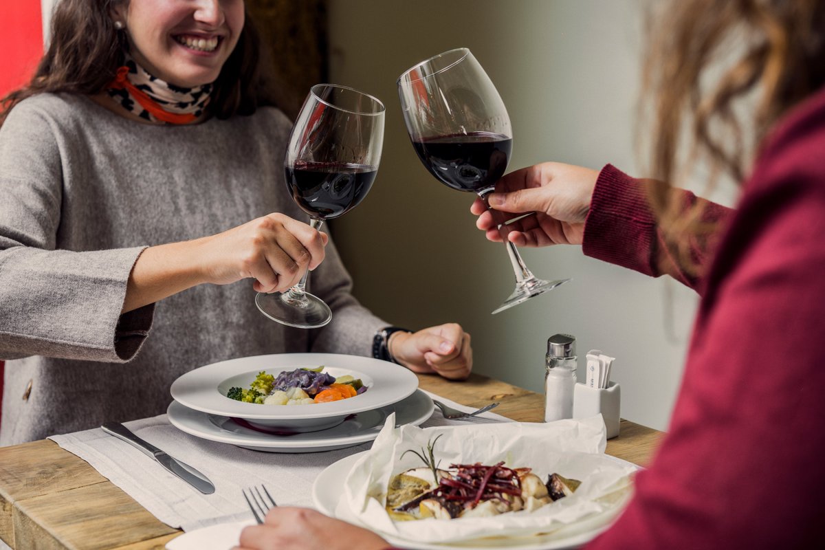 RestCondumios's tweet image. Brindamos por el año que dejamos y por el que está por venir... Y tú, ¿por qué brindas?