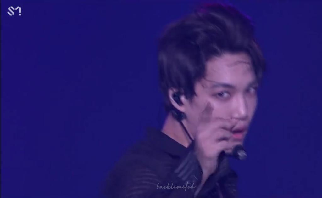 baeklimited's tweet photo. Thank god i captured this before losing internet

#EXplOrationDotinSeoulDay3 https://t.co/e12hRtmX6n