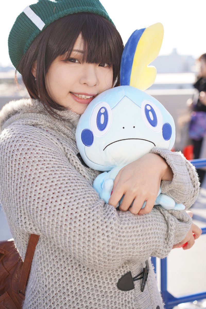 suzuharaaa's tweet photo. 頂いたコミケのお写真第三弾〜❣️

ポケットモンスター　ソード・シールド　女主人公(ユウリちゃん)

カメラマンさん方
1枚目: @Jay_0114 
2枚目: @Pylon_Woods 
3枚目: @kurosyuusan 
4枚目: @Oseba_photo 

撮影ありがとうございました😊🙏✨

#C97
#C97コスプレ
#ポケモン剣盾 
#ポケモン https://t.co/hKY0yQAy2x