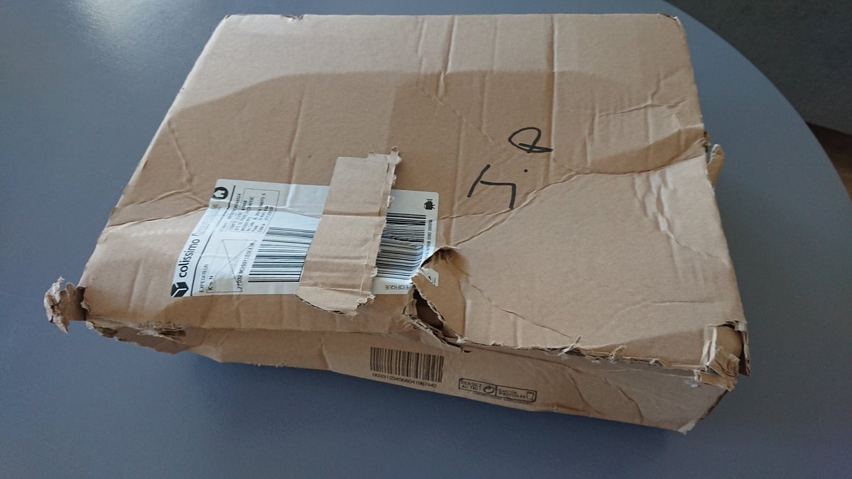 ledjoule's tweet photo. Yo #LaPoste t'as vu l'état de mon colis, par flemme de prendre l'ascenseur !!! https://t.co/M67zw7g8WQ