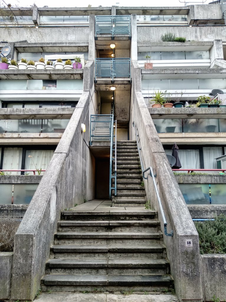 MrDimitriG's tweet photo. On continue avec l'Alexandra Road Estate, à la frontière entre Gattaca et une bonne dystopie anglaise. #RowleyRoad #concrete #brutalism https://t.co/Dz2cUwJDL0