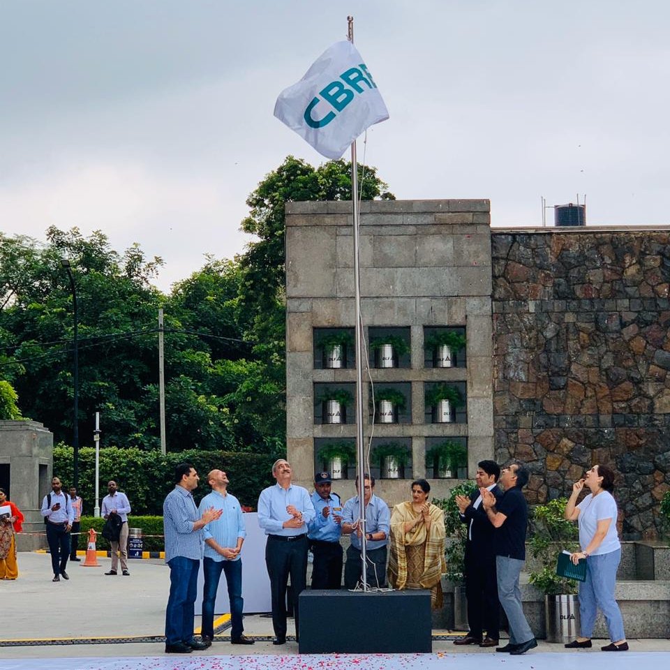CBRE_India's tweet photo. #TheYearThatWas
It was a historic moment for #CBREIndia, when @AnshumanMagzine, along with the #India leadership team hoisted the @CBRE flag to celebrate 25 years of its presence in India
#IamCBRE #CBREIndiaTurns25 #Throwback2019 #CBRE2019Flashback https://t.co/EGiJGC837h