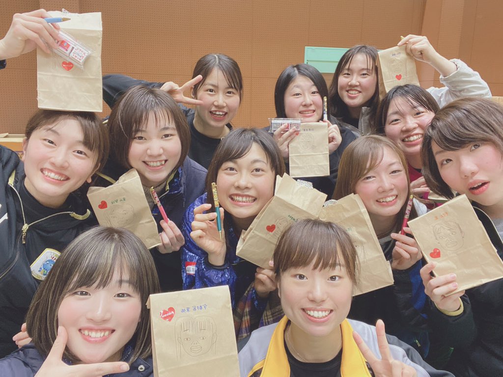 puuuu373's tweet photo. 2019.12.26✴︎PGL送別会

こんな素晴らしい会を開いて下さったこと、時間をかけて準備して下さったこと、一生忘れない1日になりました。
16年間のバドミントン人生をここで終われたことに感謝しています。
これからは1番近くで応援させてね😉 https://t.co/goWhUxbMtG