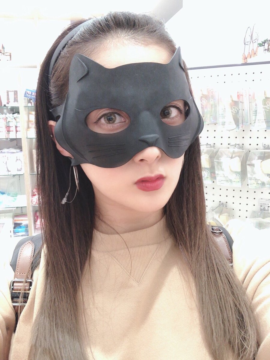 新井みずか 皆さま 今年もお世話になりました 素敵な大晦日をお過ごしください 良いお年を 猫のツボ 押しアイマスク愛用してますw