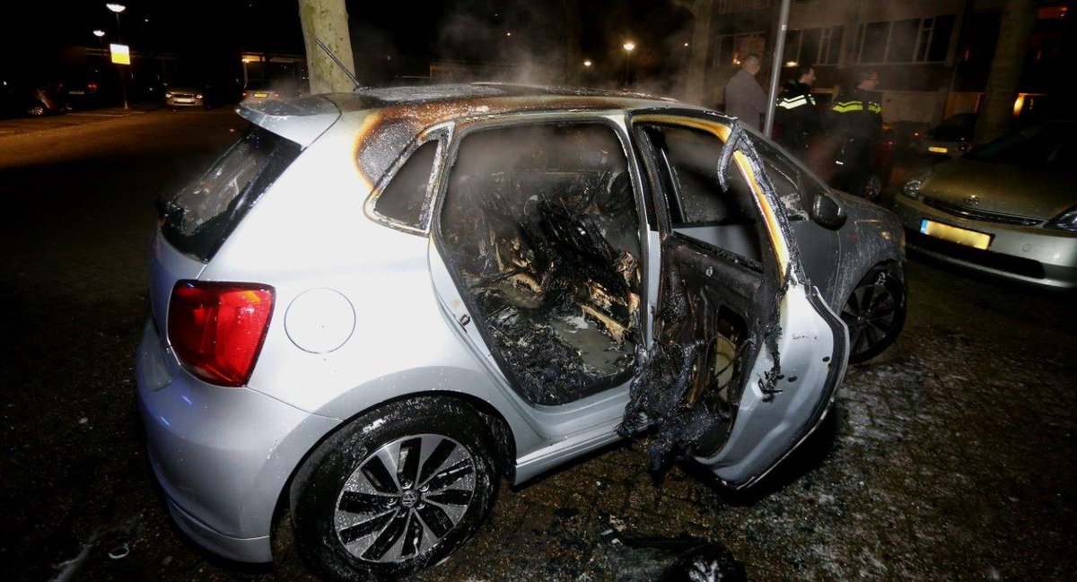 De brandweer in Den Bosch kon in de nacht van maandag op dinsdag opnieuw op een autobrand af. ..