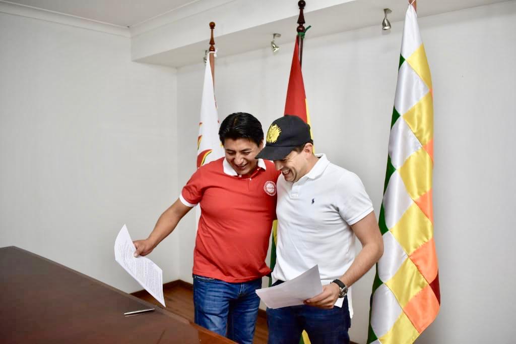 LuisFerCamachoV's tweet photo. Hasta hace poco, la historia de Bolivia la escribían por nosotros, desde ahora la escribiremos todos los bolivianos. Dejaremos las bases de un Estado que en vez de dueños tenga fieles servidores de la patria. 

Feliz año 2020 y que Dios bendiga Bolivia! 

#CamachoPumari https://t.co/Sfn81pl18e
