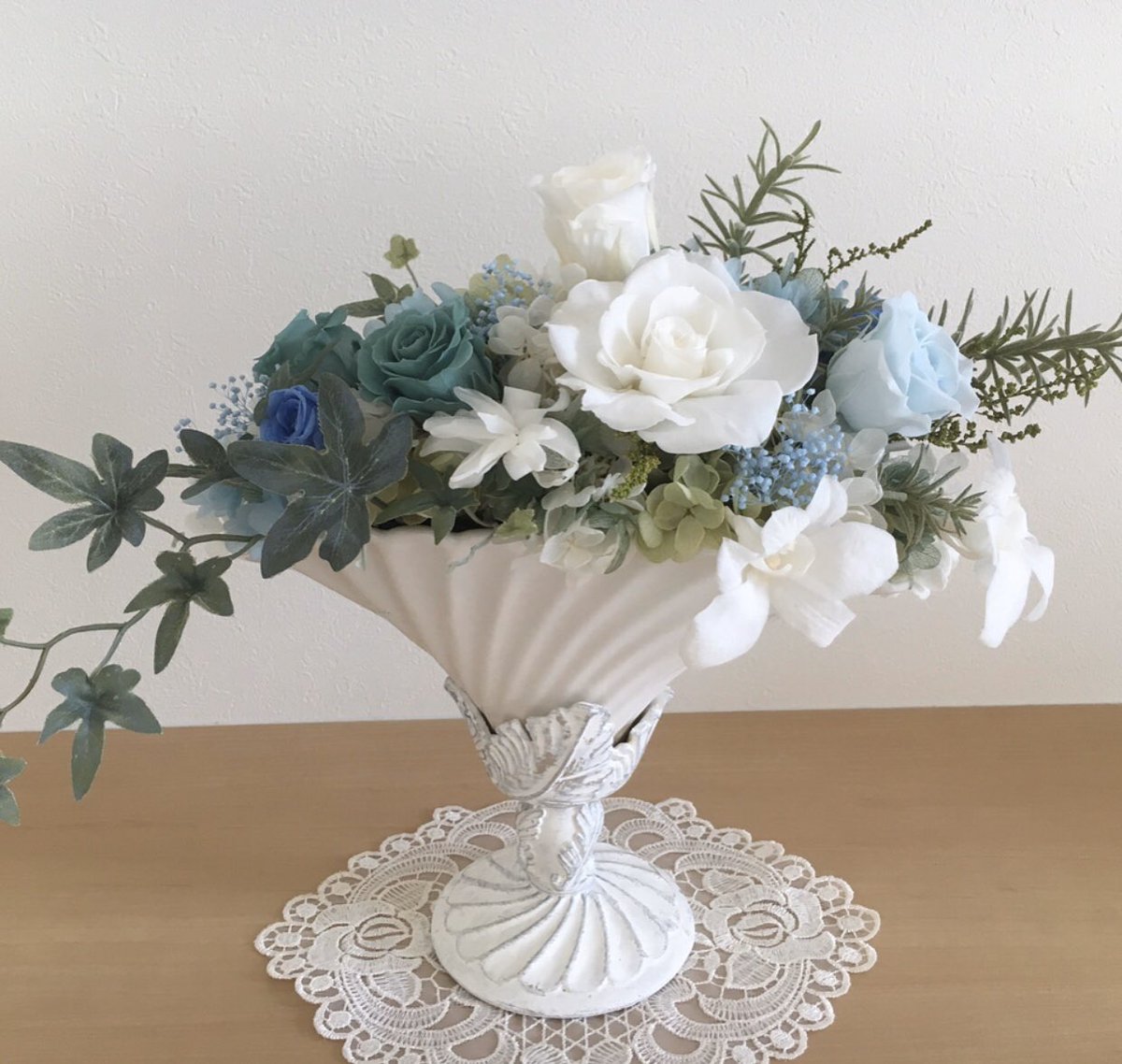 GatoBonite's tweet photo. 《プリザーブドフラワー》
素敵な花器に色とりどりの花達。
素敵です(^^) https://t.co/kMwdn3hXo3