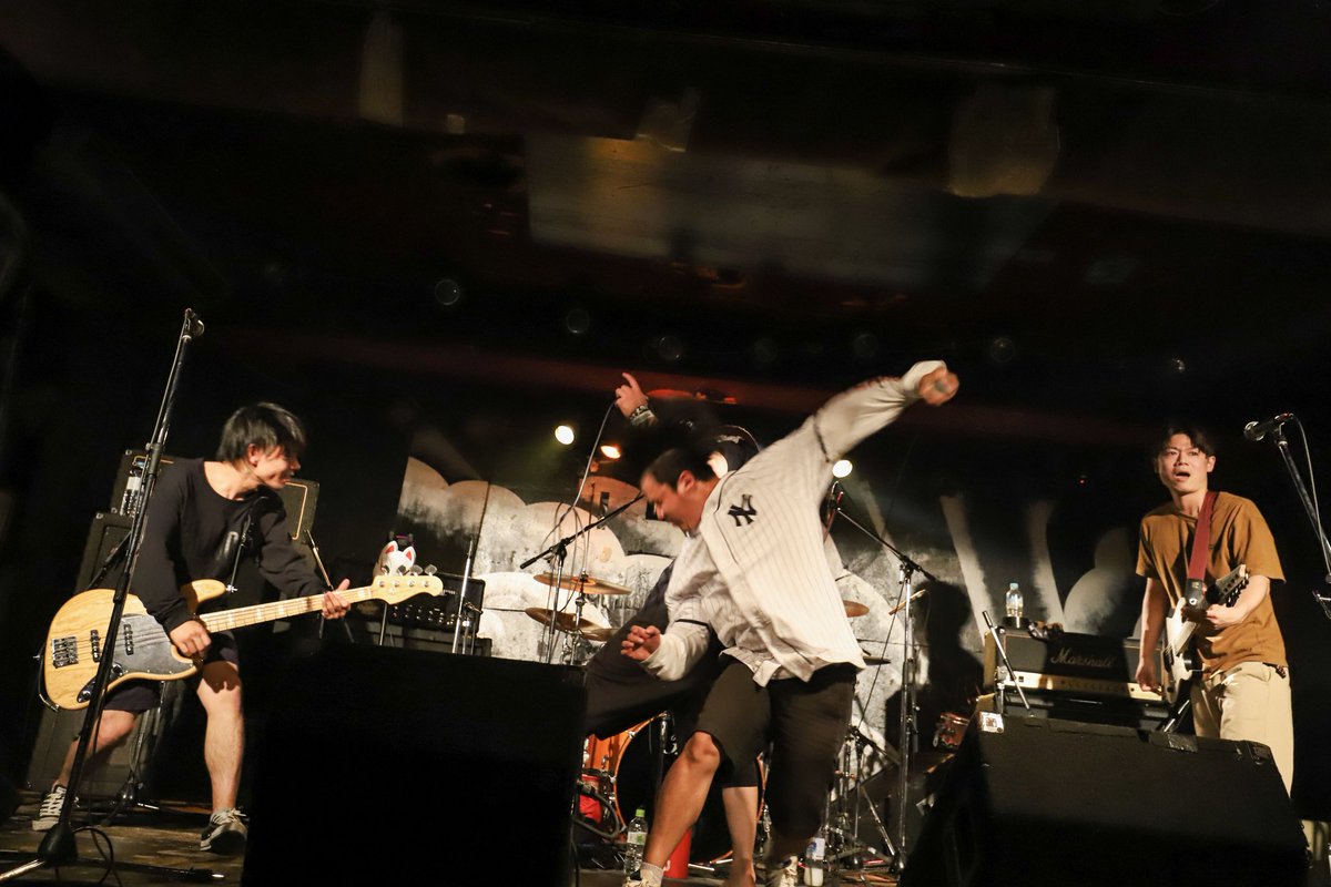 letsdiggining2's tweet photo. 2019年MOTHERLOOPは飛躍し成長出来た一年でした。
レーベルに所属し、沢山の人達と出会い、繋がりが出来た一年でした。7月に念願の岩見沢にライブハウスDIGが出来た事が一番の喜びでした。
来年も変わらず岩見沢、そしてDIGを盛り上げていきます！
来年もよろしくお願いいたします！
メンバー一同 https://t.co/CQf2WmLWLj