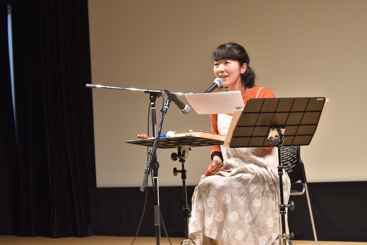 ポエトリースラムジャパン 決勝戦の前に ゲストライブもありました チャットモンチーのドラマー そして現在は作家 作詞家として活躍される高橋久美子さんによるステージ グロッケンやシェーカーを使った朗読で あっという間に会場を柔らかな空気に包み