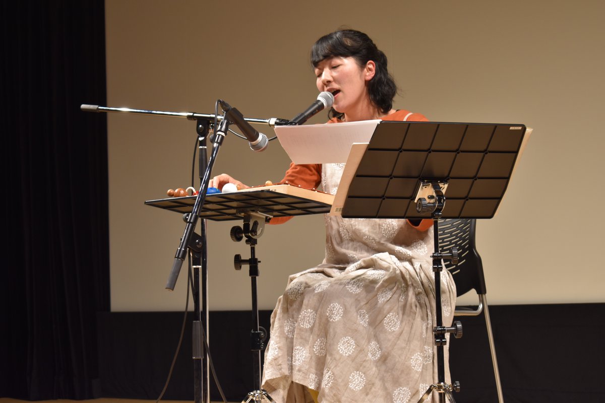 ポエトリースラムジャパン 決勝戦の前に ゲストライブもありました チャットモンチーのドラマー そして現在は作家 作詞家として活躍される高橋久美子さんによるステージ グロッケンやシェーカーを使った朗読で あっという間に会場を柔らかな空気に包み