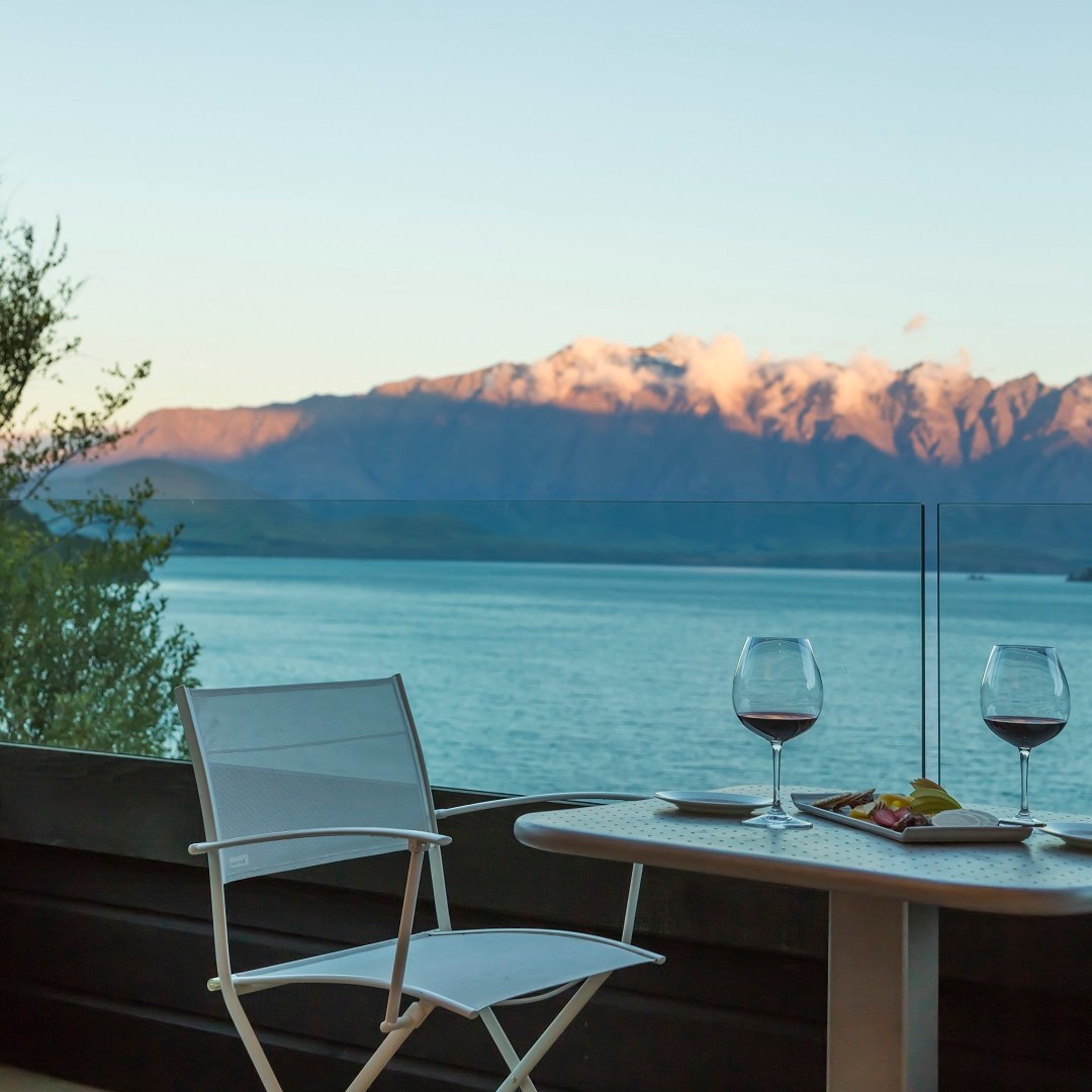 The last light of 2019 🌅 See you in the new year! #matakauri #robertsonlodges #relaischateaux #luxurylodgesnz