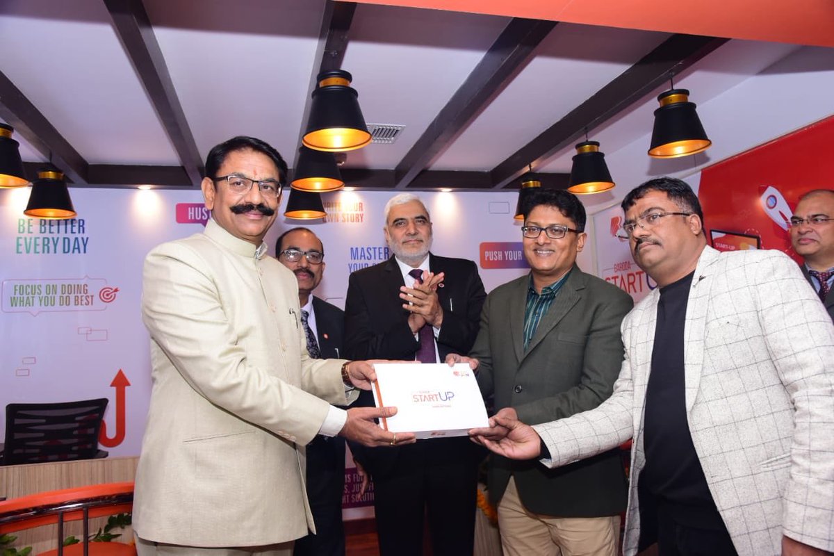 bankofbaroda's tweet photo. #BankofBaroda inaugurates another Start-up branch in Lucknow, to support the dreams of entrepreneurs.  Shri Vikramaditya Singh Khichi, ED, Bank of Baroda inaugurated the branch and presented welcome kit to the account holders. https://t.co/v4su8KnLkS
