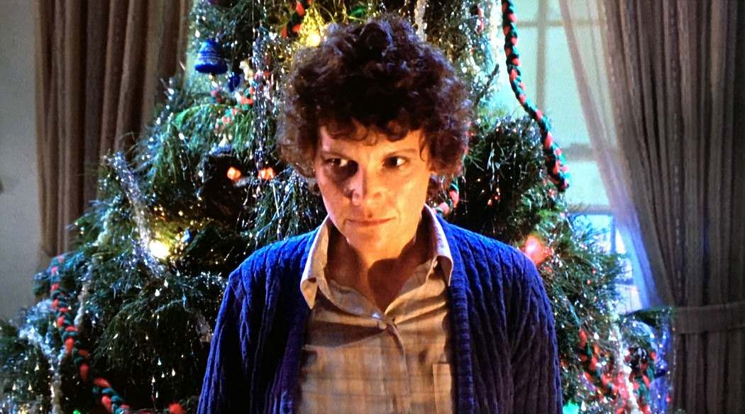 TheRayMona's tweet photo. Am I the only one who REALLLLYY appreciates that scene in Gremlins where the mom literally kills off all 4/5 Gremlins on her own before her son gets home? That's some badass mom energy I feel like we don't see in a lot of films https://t.co/g3qoOet7pA