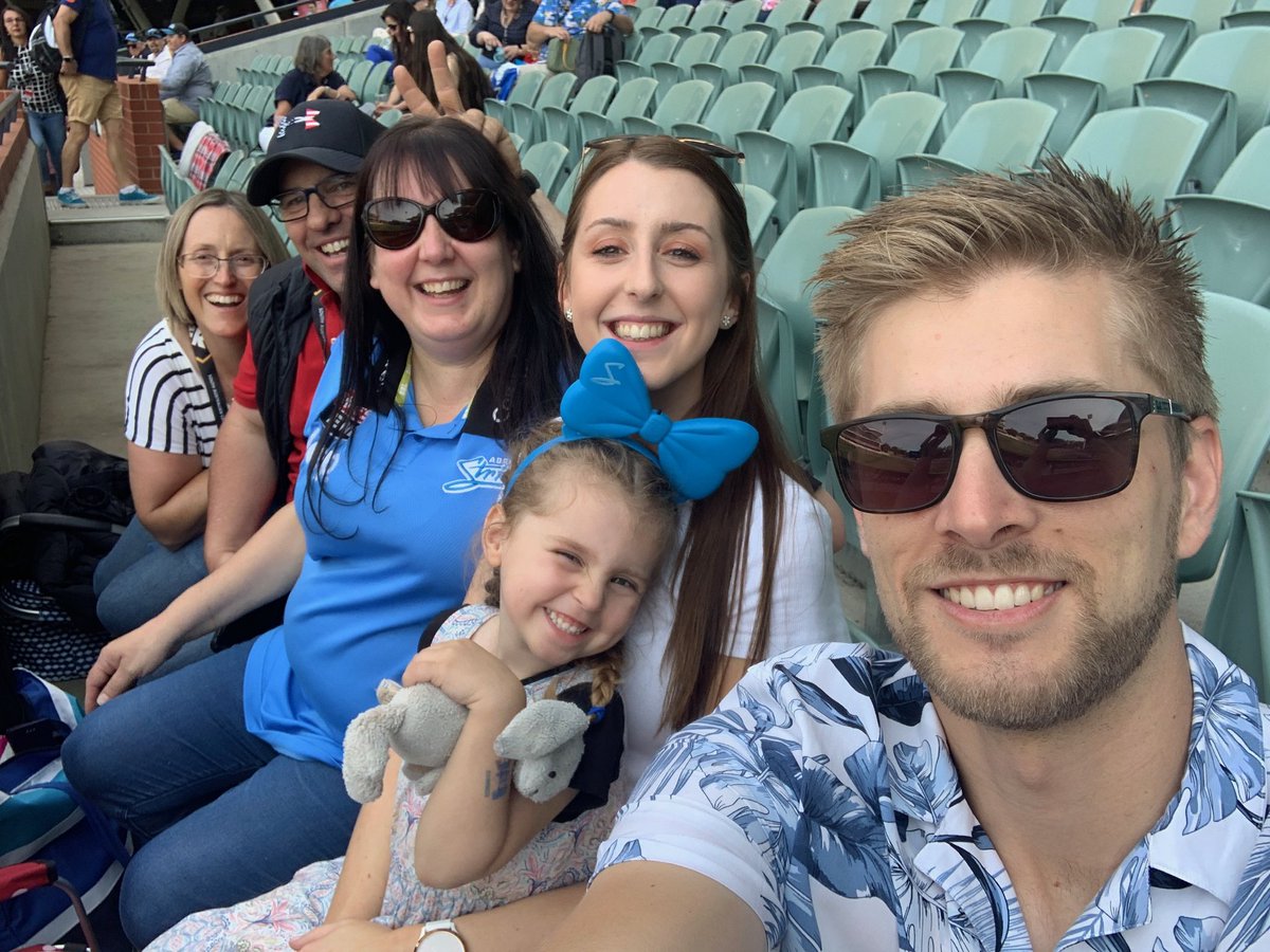 casperamanda's tweet photo. @StrikersBBL #BlueEnergy #bbl09 #NYE @TheAdelaideOval https://t.co/4iMTjYxTwa