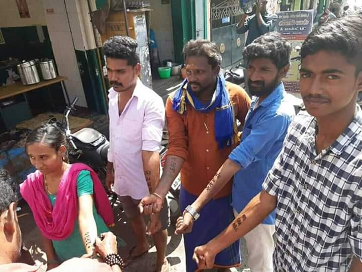 jkmultiplus's tweet photo. இதுகளை எல்லாம் வெச்சுகிட்டு , ஒருத்தர் 2020 ல இந்தியா வல்லரசு ஆயிடும்னு கனவு கண்டாரு பாருங்க...
தமிழகம் வெளங்கிடும் ....
இதுல ஒருத்தன் மாலை வேற ...
மலைக்கு போய் சோனியா பிரதமர் ஆகணும்னு வேண்டுவானுக போல...
#TNFATE https://t.co/xyQHImGbma
