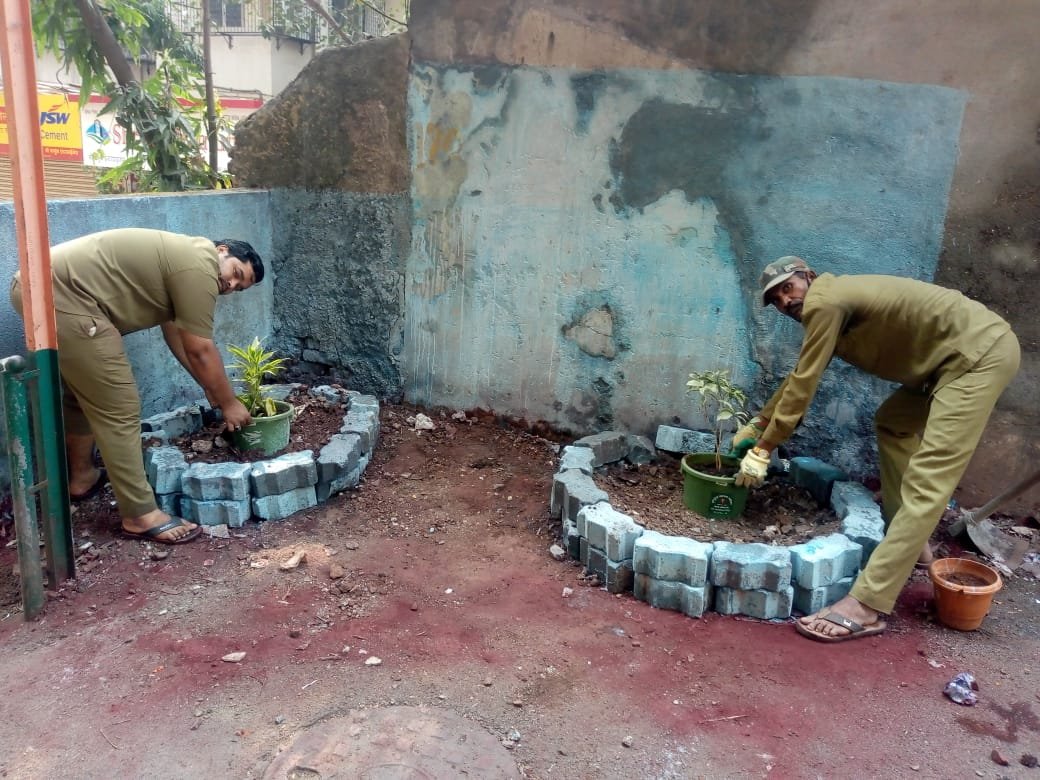 BJ07860's tweet photo. MCGM N ward SWM Dept. employees done a beautification of open dump, Once a dumping spot now a beautified spot. Location :- Laximi Narayan Gali, Ghatkopar @mybmcSWM @mybmc @mybmcWardN @KaziIrfan14 @swachhbharat @MySwachhMumbai @SwachSurvekshan https://t.co/kekAZISRLG