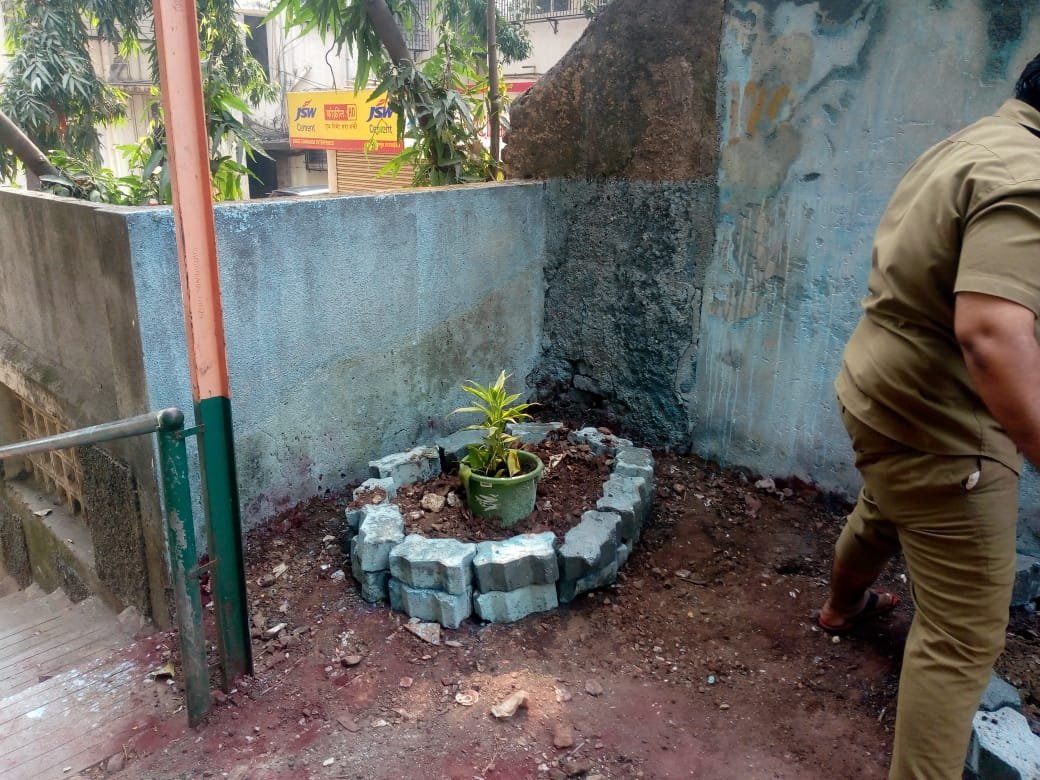 BJ07860's tweet photo. MCGM N ward SWM Dept. employees done a beautification of open dump, Once a dumping spot now a beautified spot. Location :- Laximi Narayan Gali, Ghatkopar @mybmcSWM @mybmc @mybmcWardN @KaziIrfan14 @swachhbharat @MySwachhMumbai @SwachSurvekshan https://t.co/kekAZISRLG