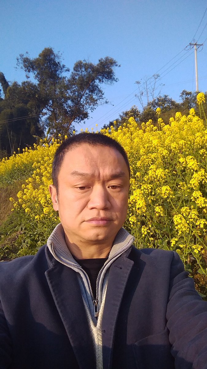 64Liqueur's tweet photo. 【#陈兵 今日刑满出狱】

陈兵今日（12月31日）刑满出狱，至止 #六四酒案 四君子已全部获释，感谢大家一直以来的关注！

然而，因为上载贴有��#铭记八酒六四”贴纸的酒瓶而被捕的 #邓传彬（晃晃）仍在牢中，为他奔走呼吁的 #凌浩波 亦仍被羁押。2020将至，请大家继续关注他们！ https://t.co/IpsKUMs47I