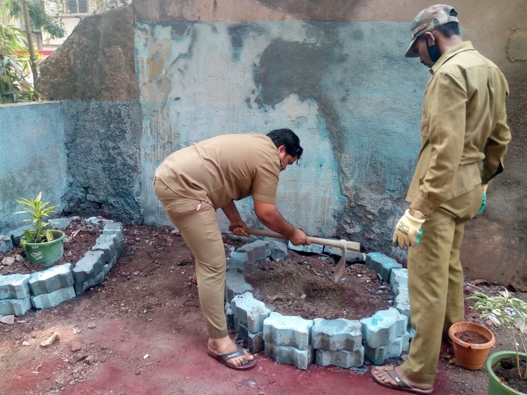 BJ07860's tweet photo. MCGM N ward SWM Dept. employees done a beautification of open dump, Once a dumping spot now a beautified spot. Location :- Laximi Narayan Gali, Ghatkopar @mybmcSWM @mybmc @mybmcWardN @KaziIrfan14 @swachhbharat @MySwachhMumbai @SwachSurvekshan https://t.co/kekAZISRLG