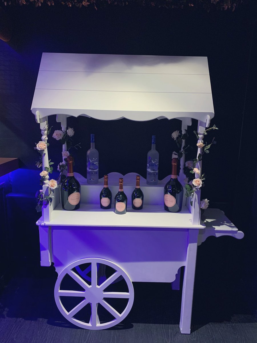 treetop_events's tweet photo. Candy Cart with a twist ๐พ
#candycart #sweetcart #champagne #cheshireevents #eventsmanchester #venuedresser #weddinghire #cheshirewedding https://t.co/8osVbEAEmV