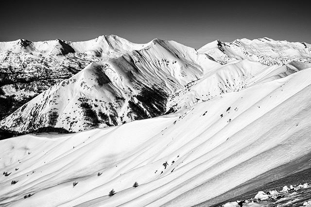 TourInProv_App's tweet photo. Du côté de #lautapie belle journée de #ski ensoleillée #leseignus #valdallos #alpesdehauteprovence #verdontourisme https://t.co/ObVXTD7EWR https://t.co/bTjFBg9H7Z