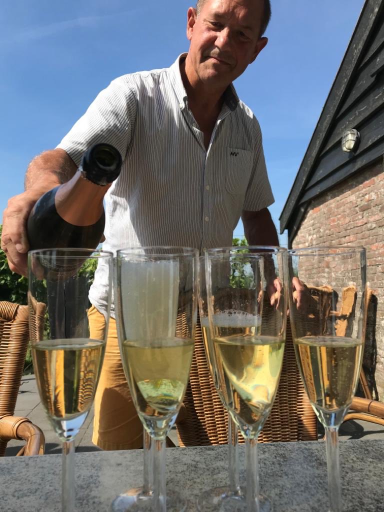 Vandaag zijn we geopend en voor ieder is er een glas 
“Havelter Bruut “ en natuurlijk zijn er zelf gebakken oliebollen dus tot ziens op Wijngoed Havelte