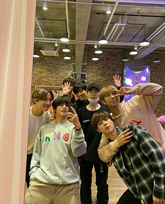ParkMary21's tweet photo. ππThank to God that made me enjoy this 2k19yr with healthy and happy,more sweetly memories... ..
Whatever no matter what I'll be an
A.R.M.Y,V.I.P&Ikun 4everππππ @BTS_twt
#BTSArmy #BIGBANG #KUN #ARMY #anotheryearwithbts https://t.co/NO0wHHlC4m