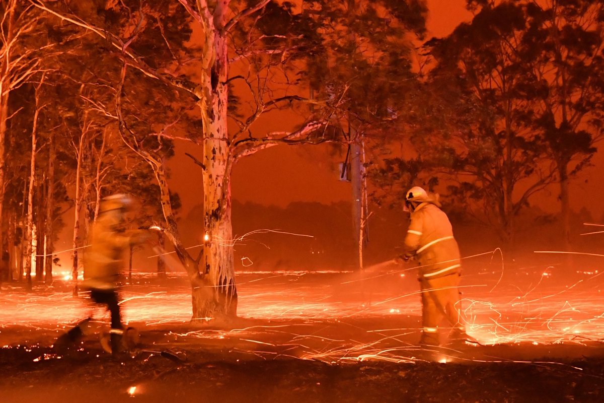 MetroUK's tweet photo. If you're just waking up, here are some of the latest devastating images from the #AustralianFires.
Two people have died overnight, whilst five others are missing and thousands have been evacuated to beaches.
https://t.co/5aN0tELnvR https://t.co/3IbvFLGUi7