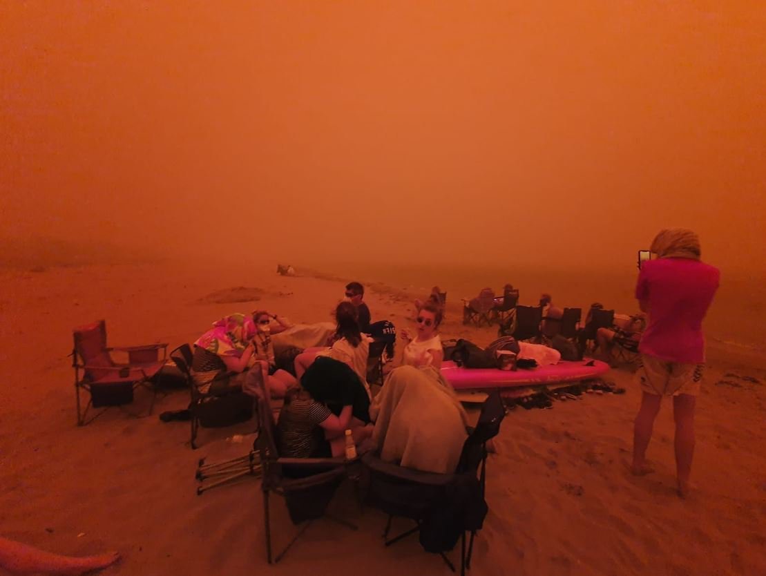 MetroUK's tweet photo. If you're just waking up, here are some of the latest devastating images from the #AustralianFires.
Two people have died overnight, whilst five others are missing and thousands have been evacuated to beaches.
https://t.co/5aN0tELnvR https://t.co/3IbvFLGUi7