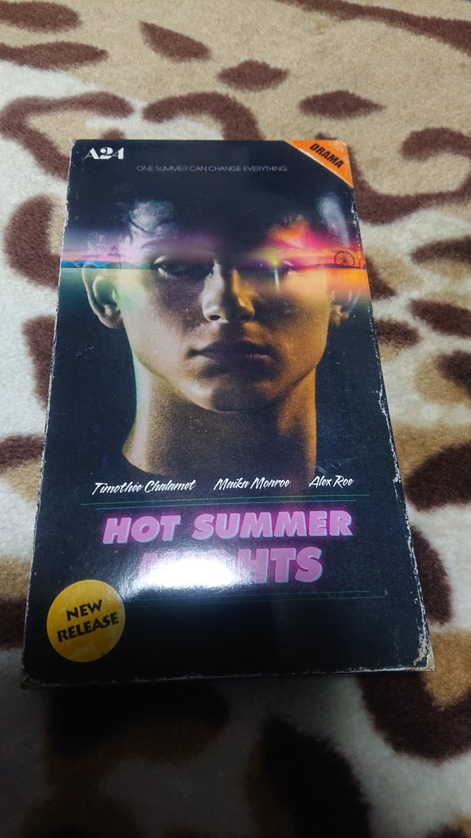 redsnowman777's tweet photo. そして1位！ 

「HOT SUMMER NIGHTS 」

VHSの様なアナログ感溢れるデザインがたまらない

そしてポストカード！
青春感とか移動遊園地の感じが堪らない

主演は人気爆上がり中の
ティモシーシャラメくん

作品も名作だからぜひ見てください！

以上!!

#ホットサマーナイツ
#映画パンフレット2019 https://t.co/hCpQn8jriy