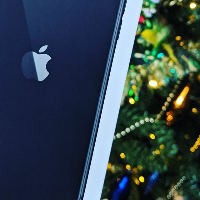 glitterbat's tweet photo. I don’t know man... never thought I’d see the day... 📱🍏😬 https://t.co/sbKjlLYTlJ https://t.co/d0X92r1kBi