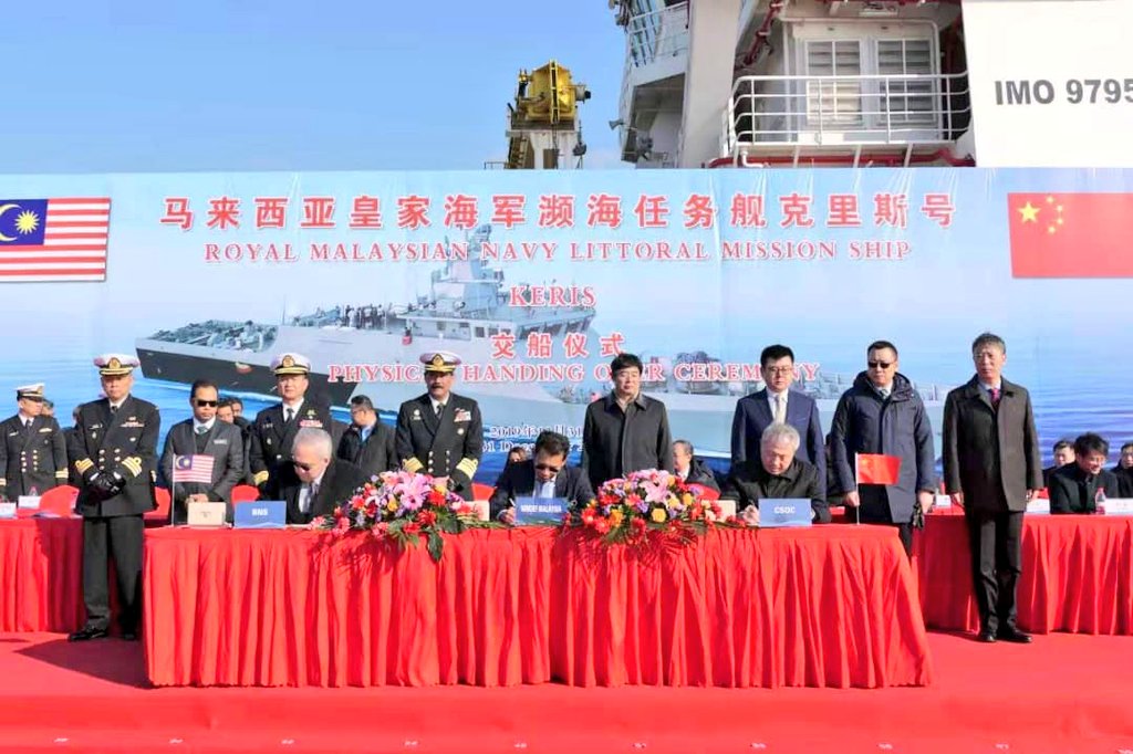 tldm_rasmi's tweet photo. Officially received!
Penyerahan fizikal Littoral Mission Ship pertama TLDM hari ini di Qidong, China.
Kerajaan Malaysia diwakili Setiausaha Bahagian Perolehan @MINDEFMalaysia bersama Panglima Armada Timur sebagai wakil TLDM. 
#15to5 
#NavyNews 
@SyedZahrulPutra https://t.co/a4ip350Sik