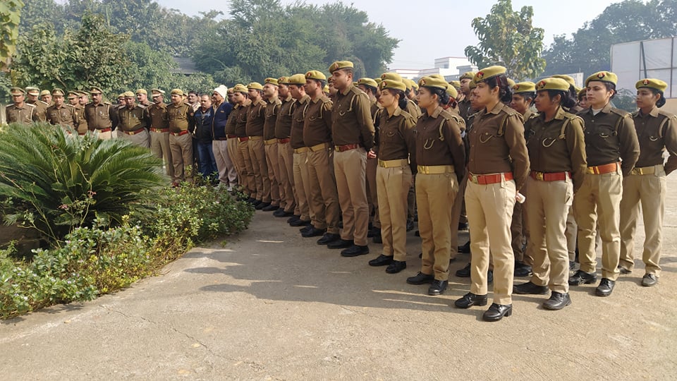 balrampurpolice's tweet image. सैनिक सम्मेलन कर #Sp ने महाकुंभ, लोकसभा सामान्य निर्वाचन, #ayodhyajudgment , #CAA_NRC तथा अन्य महत्वपूर्ण पर्व के अवसर पर कानून व्यवस्था बनाए रखने हेतु पुलिसकर्मियों द्वारा निष्ठा से कर्तव्य पालन की प्रशंसा कर नव वर्ष 2020 की शुभकामनाएं दी @Uppolice @AdgGkr @digdevipatan
