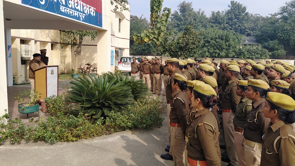 balrampurpolice's tweet image. सैनिक सम्मेलन कर #Sp ने महाकुंभ, लोकसभा सामान्य निर्वाचन, #ayodhyajudgment , #CAA_NRC तथा अन्य महत्वपूर्ण पर्व के अवसर पर कानून व्यवस्था बनाए रखने हेतु पुलिसकर्मियों द्वारा निष्ठा से कर्तव्य पालन की प्रशंसा कर नव वर्ष 2020 की शुभकामनाएं दी @Uppolice @AdgGkr @digdevipatan